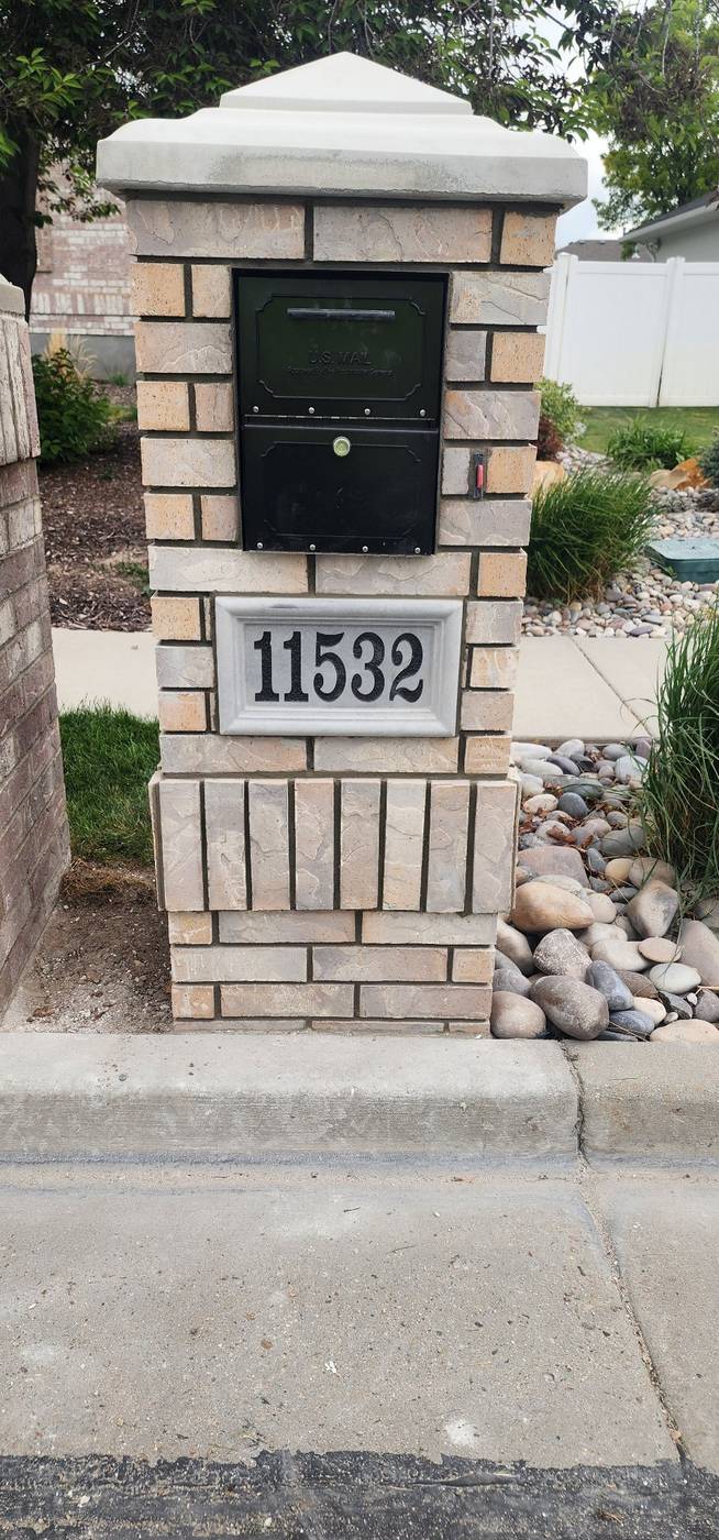 Brick mailbox pillar detail