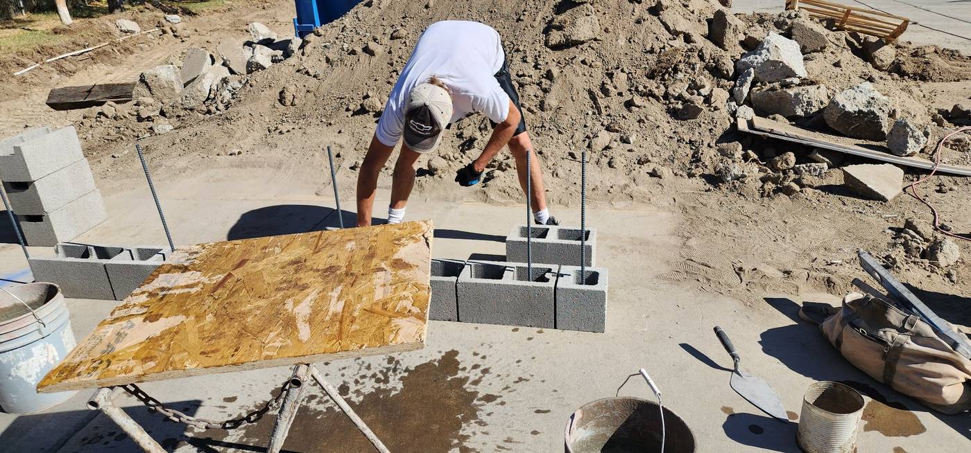 Block wall: laying the first courses